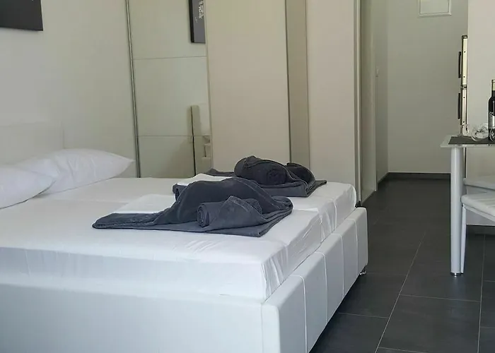 Grey House Готель Макарська