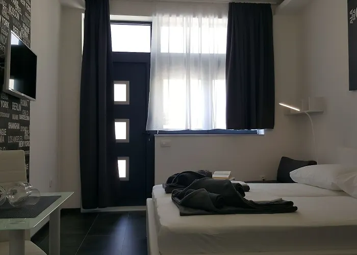 Grey House Готель *